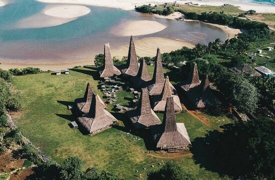 Indonesien, kleine Sundainsel Sumba: Das traditionelle Küstendorf Ratenggaro