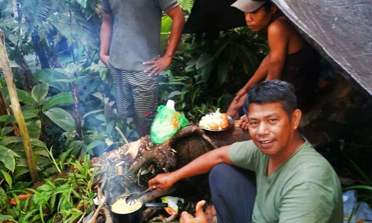 Moluccas: Jungle trekking tour lunch at tent camp