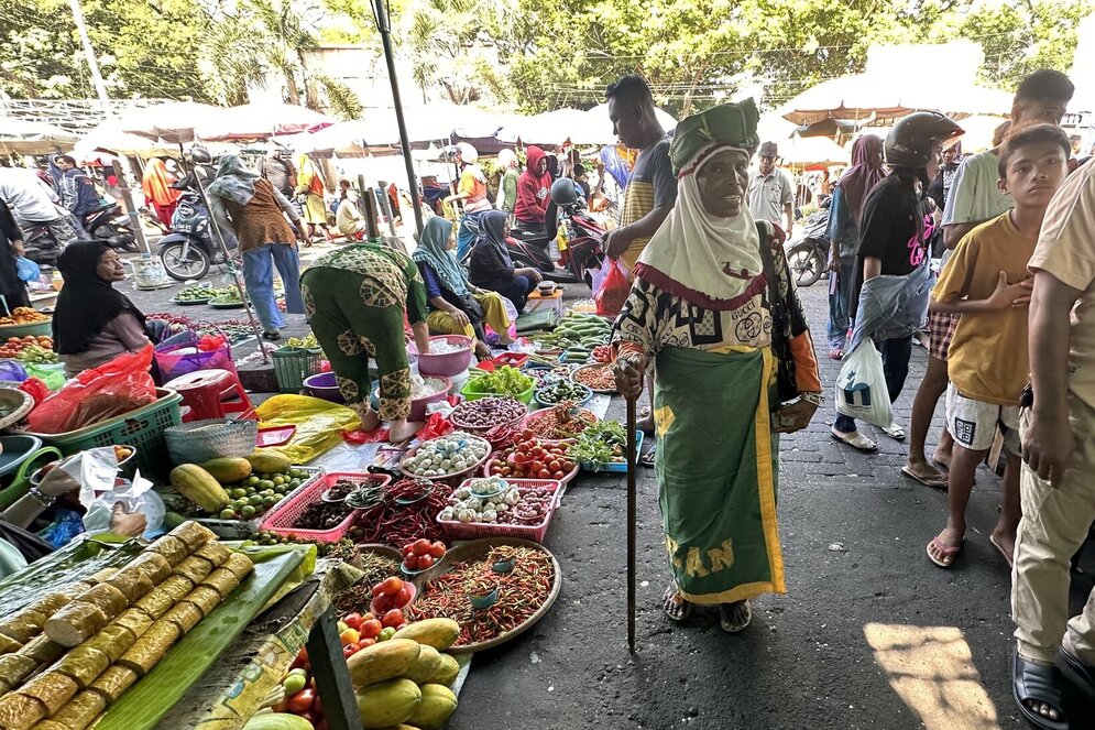 Traditionell gekleidete Frau auf dem lokalen Markt der indonesischen Gewürzinsel Ternate