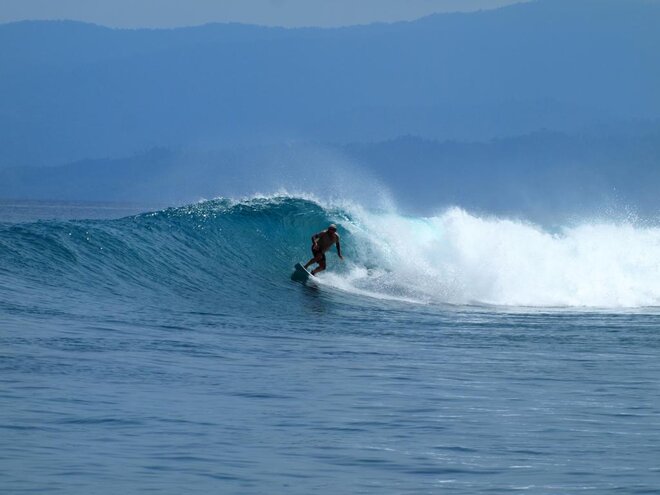 Surfen entlang der Strände von Morotai, Molukken, Indonesien