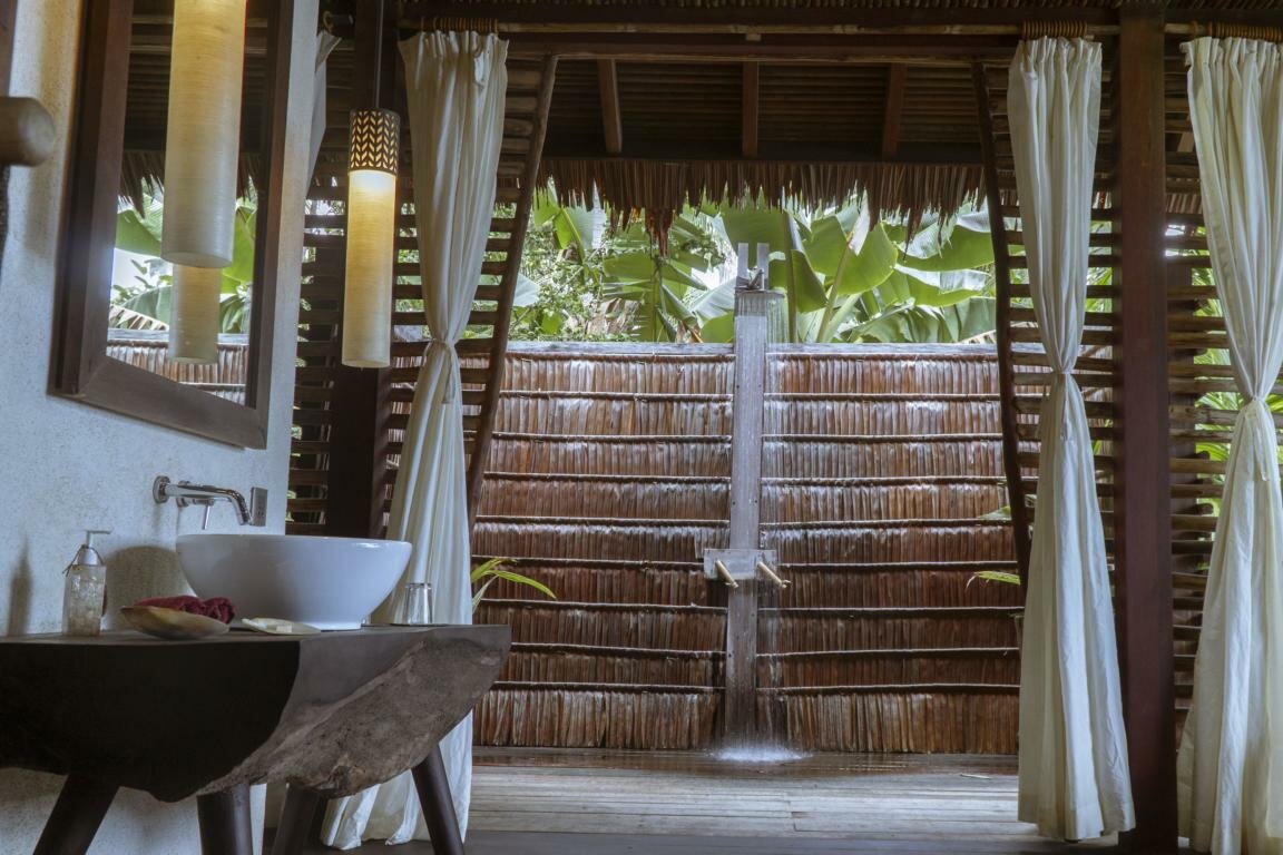 Molukken, Gewürzinsel Morotai: Moro Ma'doto Resort, Hilltop Suite Bathroom