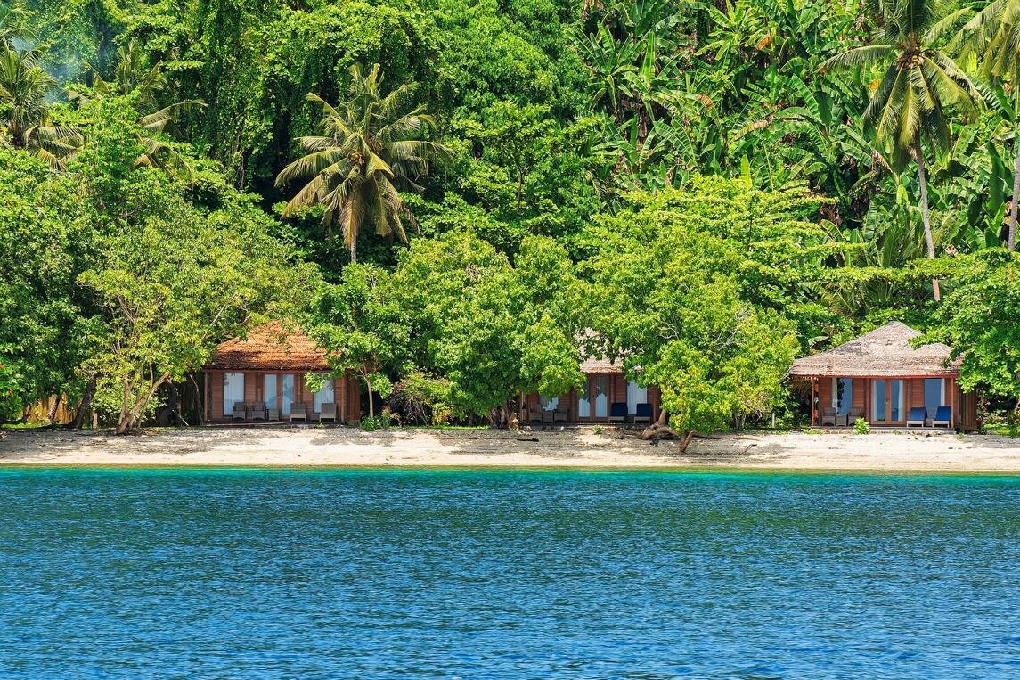 Sali Bay Resort, Molukken: Villas in der Außenansicht