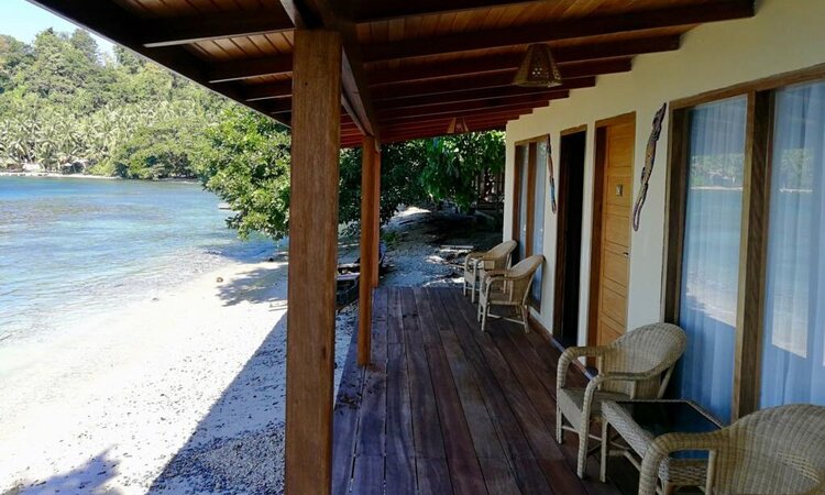 Sali Bay Resort, Molukken: Veranda der Divers Lodge Zimmer