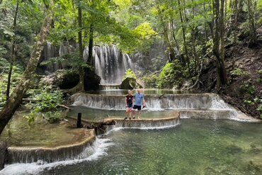 Bezaubernder Wasserfall auf Moyo Island vor der Küste Sumbawas, Indonesien