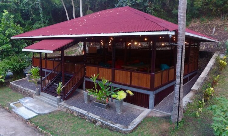 Sulawesi: Pulisan Jungle Beach Resort - Gemeinschaftsraum Außenansicht