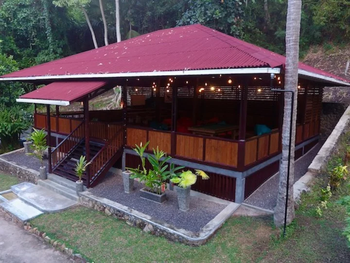 Sulawesi: Pulisan Jungle Beach Resort - Gemeinschaftsraum Außenansicht