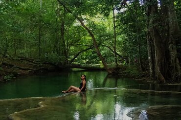 Kleine Sunda Insel Sumbawa: Frau am Poolrand des Mata Jitu Wasserfall