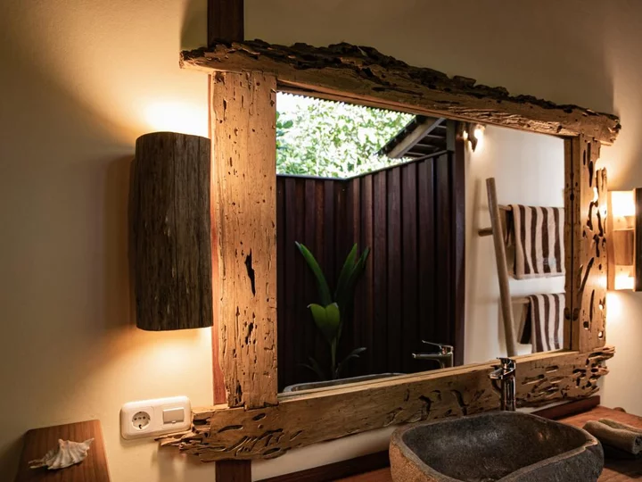  Molukken - Halmahera: Kusu Island Resort - Bathroom: Washing sideboard and shower