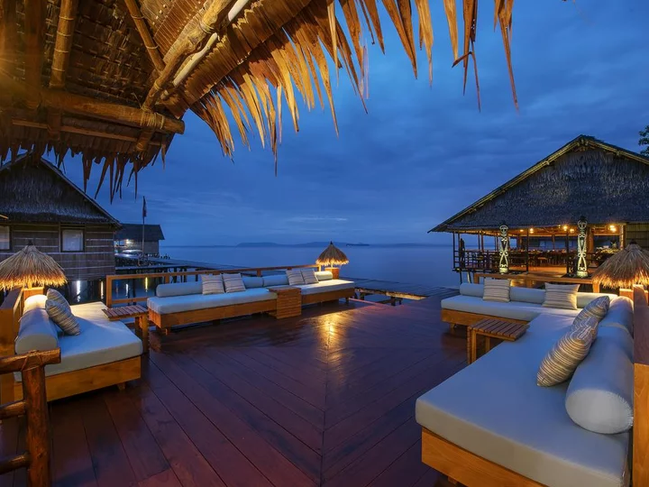 Raja Ampat, Papua Paradise Resort: Sonnenterrasse bei Dämmerung