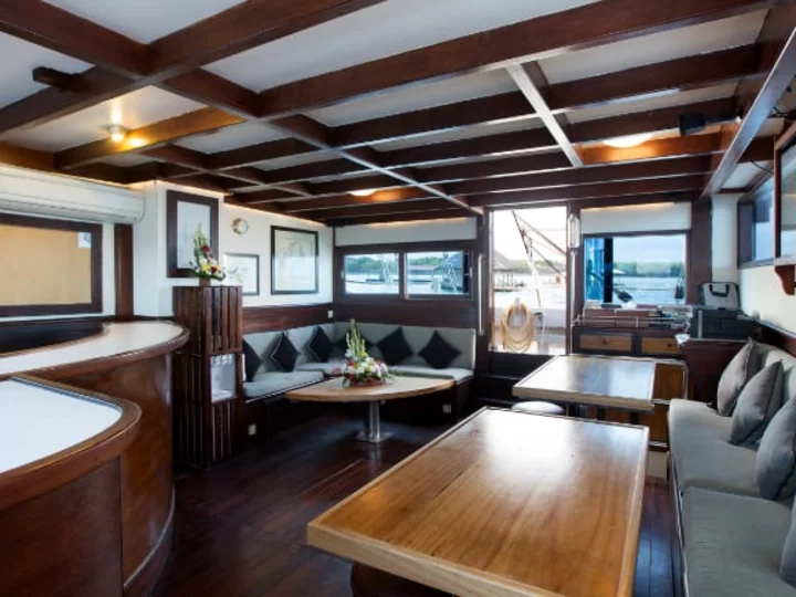 Salon der Segel Yacht Katharina, Indonesien östlich der Wallace Line