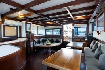 Salon der Segel Yacht Katharina, Indonesien östlich der Wallace Line