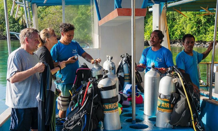  Tauch Crew preparer Tauchboot: Sali Bay Resort, Molukken
