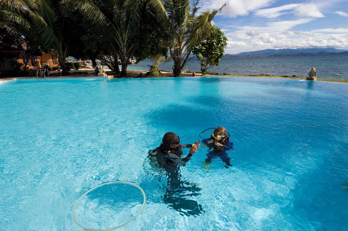 Tauchkurs im Pool, Gangga Island Resort & Spa