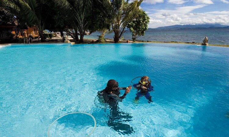 Diving lessons in pool, Gangga Island Resort & Spa