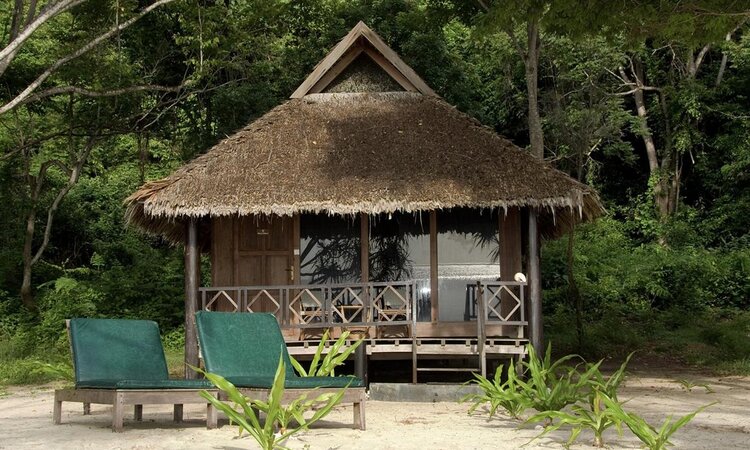 South Sulawesi, Selayar Dive Resort: Standard Bungalow with Sunbeds