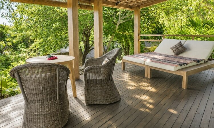 Alor Tanapi Dive Resort: Terrasse mit Sitzecke