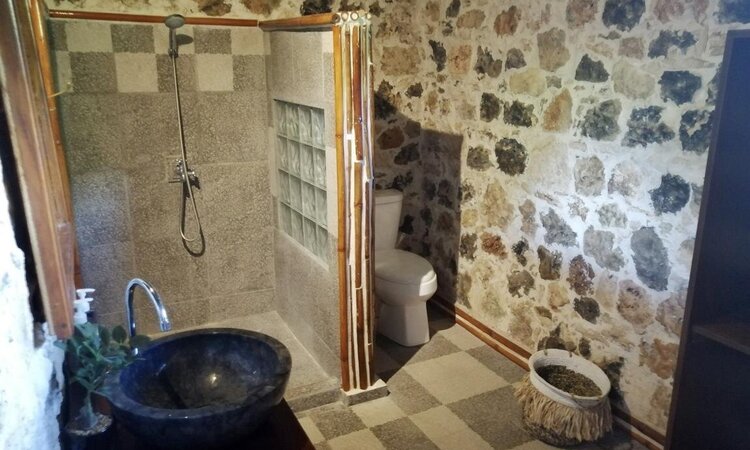 Sumba Island, Eco Resort Sumba Dream: Bungalow bathroom