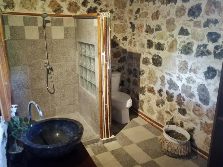 Sumba Island, Eco Resort Sumba Dream: Bungalow bathroom