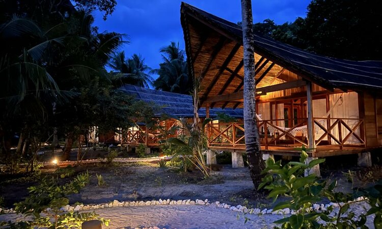 Metita Beach & Dive Resort, Morotai: Cottage by night