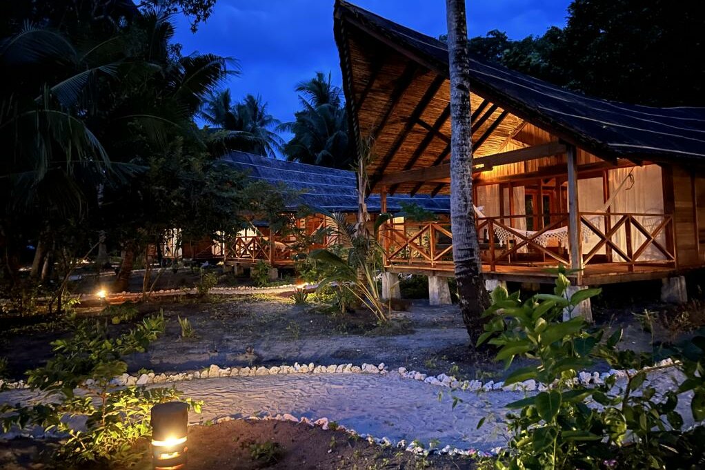 Metita Beach & Dive Resort, Morotai: Cottage bei Nacht