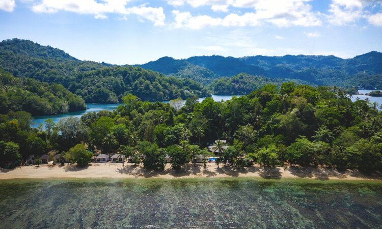  Sulawesi: White Sands Beach Resort Lembeh - View resort beach