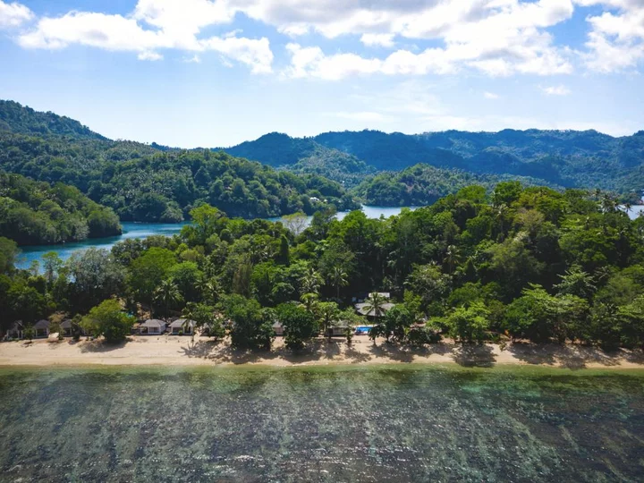 Sulawesi: White Sands Beach Resort Lembeh - Ausblick auf Resortstrand