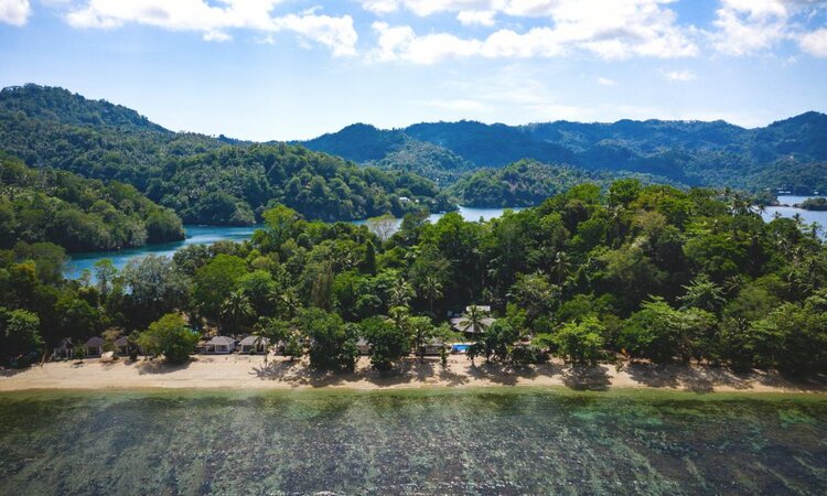 Sulawesi: White Sands Beach Resort Lembeh - Ausblick auf Resortstrand
