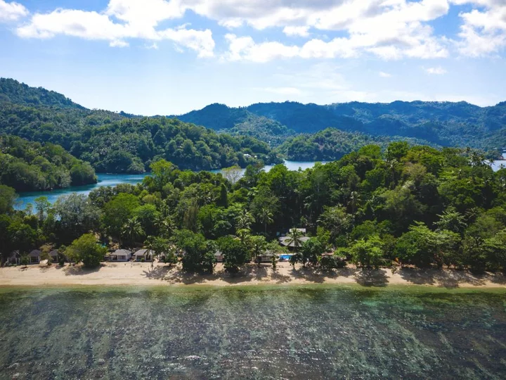  Sulawesi: White Sands Beach Resort Lembeh - View resort beach