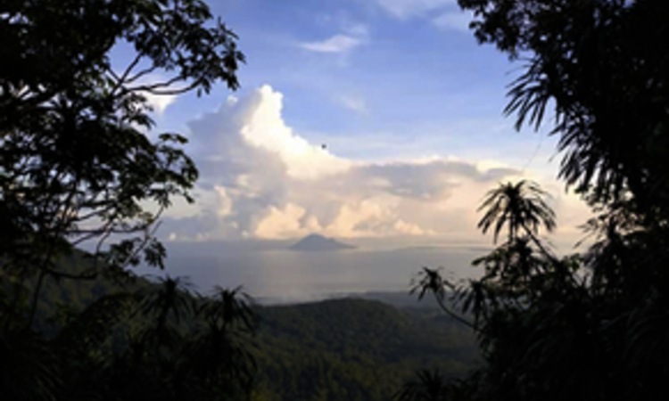 Sulawesi, Gunung Tatawiran: View to Bunaken Marine Park