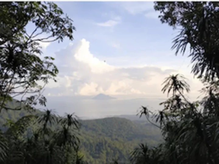 Sulawesi, Gunung Tatawiran: View to Bunaken Marine Park