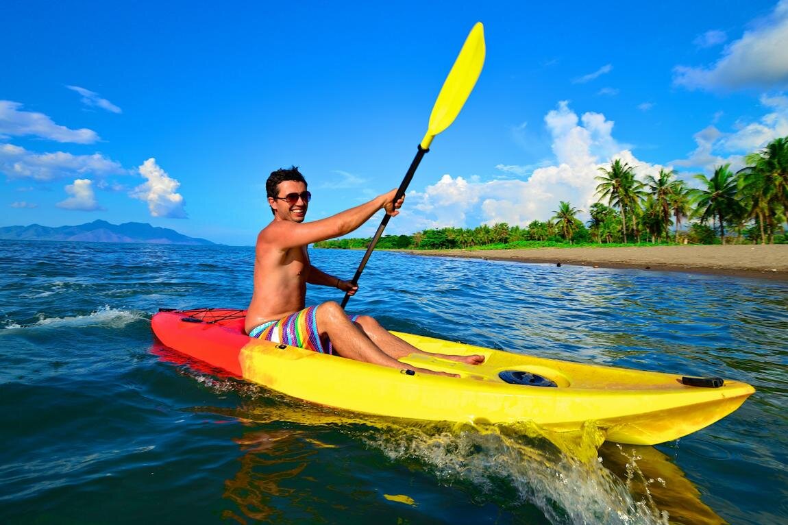 Coconut Garden Beach Resort, Insel Flores: Mann beim Kayaking