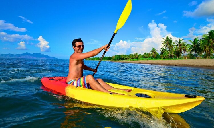 Coconut Garden Beach Resort, Flores Island: Man kayaking
