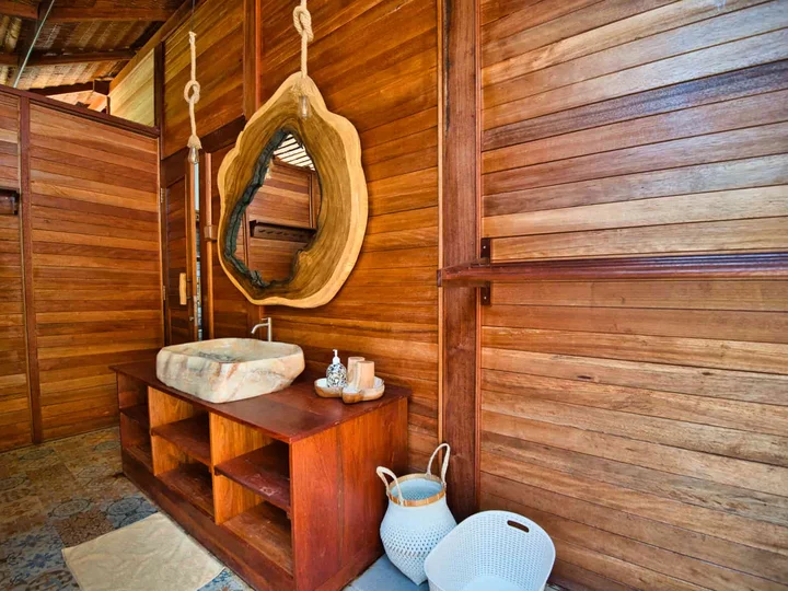 Cove Eco Resort: Superior Bungalow Bath