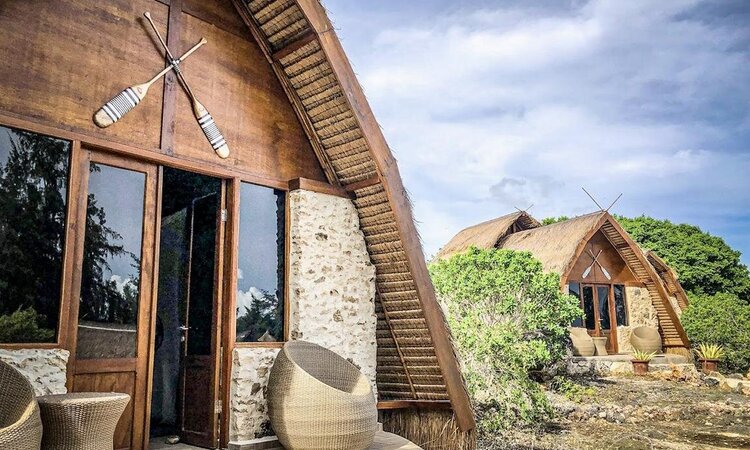 Bungalows mit Terrasse im Garten des Eco Resort Sumba Dream, Insel Sumba