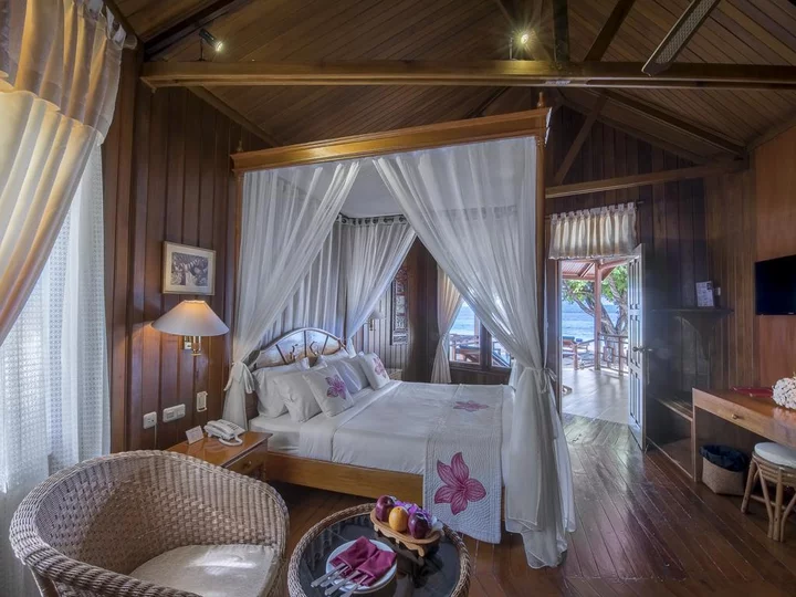 Superior Minahasa Bungalow Innenansicht, Gangga Island Resort & Spa
