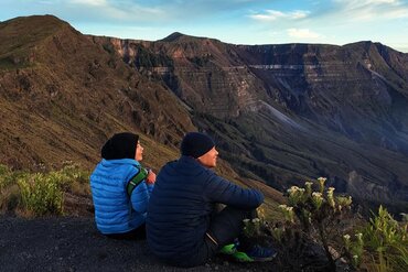 Ein Paar geniesst den Ausblick vom Gunung Tambora, indonesische Insel Sumbawa