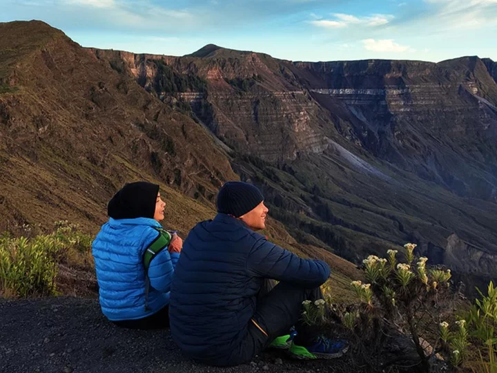 Ein Paar geniesst den Ausblick vom Gunung Tambora, indonesische Insel Sumbawa