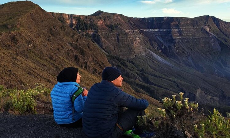 Ein Paar geniesst den Ausblick vom Gunung Tambora, indonesische Insel Sumbawa