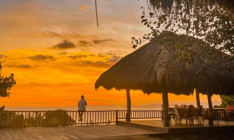 Insel Sumba, Indonesien: Lelewatu Resort, Resort-Garten bei Sonnenuntergang