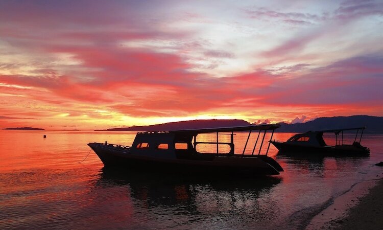 Sulawesi: Sea Souls Resort - Boat in the sunset