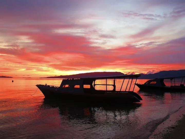 Sulawesi: Sea Souls Resort - Boat in the sunset