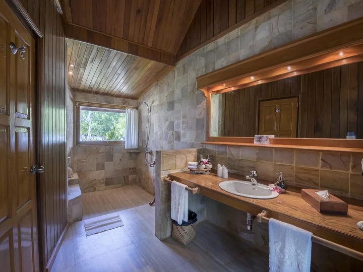 Superior Minahasa Bungalow Badezimmer, Gangga Island Resort & Spa