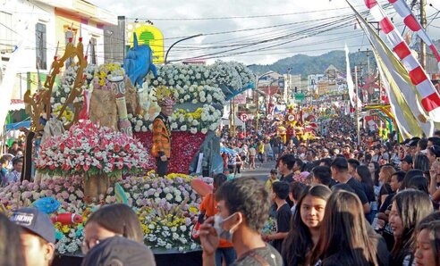 Tomohon Flower Festival: Parade der Blumenwagen I Flower floats parade