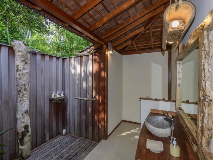 Molukken - Halmahera: Kusu Island Resort - Ocean Villa bathroom