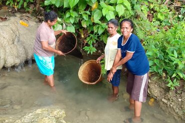 Fishing with baskets - Indonesia, Moluccas island of Seram
