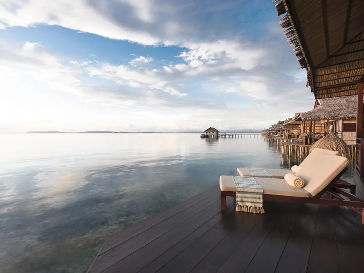 Papua Paradise Eco Resort, Raja Ampat: Deluxe Bungalow Terrasse