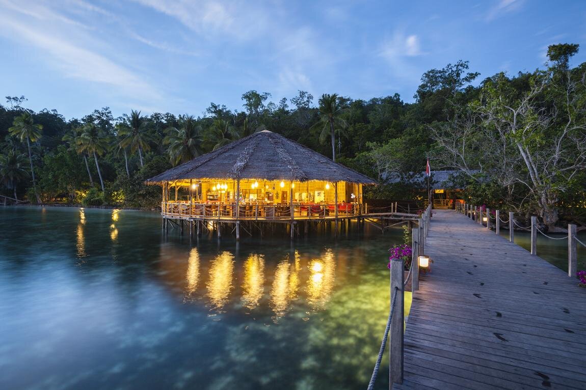Papua Explorers Dive Resort: Resort Restaurant bei Nacht