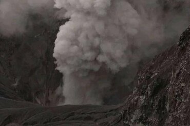 Indonesien, Gewuerzinsel Halmahera: Dukono Vulkan