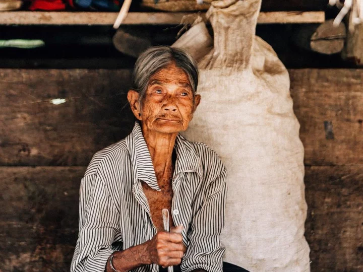 Indonesien, kleine Sundainsel Sumba: Alte Frau vor ihrem Haus