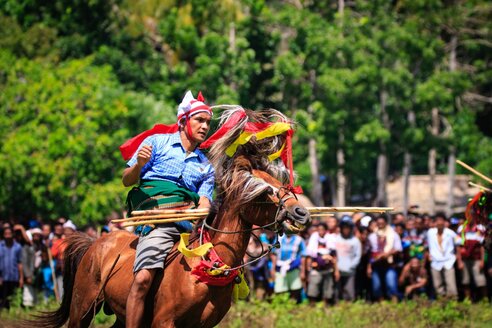 Bunt dekorierter Reiter auf seinem Pferd beim Pasola Festival auf der indonesischen Insel Sumba